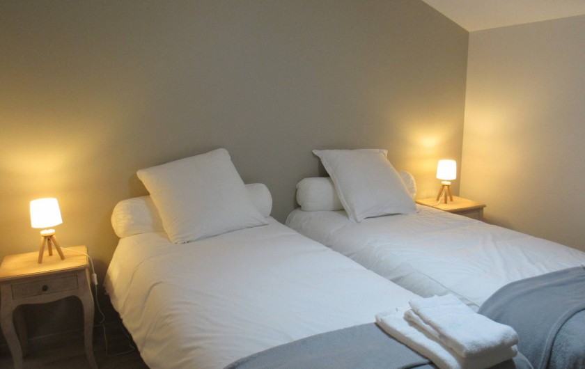 Location de vacances - Gîte à Lougratte - une des 5 chambres du gîte Loukia 11 personnes