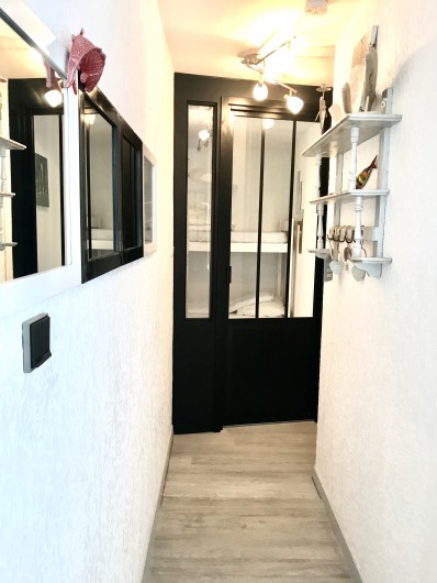 Location de vacances - Appartement à Six-Fours-les-Plages - Couloir qui mène aux chambres
