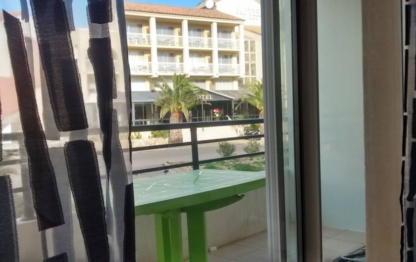 Location de vacances - Appartement à Calvi - terasse vue hotel, idéal prise du petit déjeuné le matin et les repas