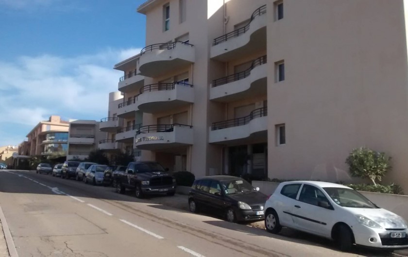 Location de vacances - Appartement à Calvi - entrée principale de la résidence quartier tres calme et résidentiel