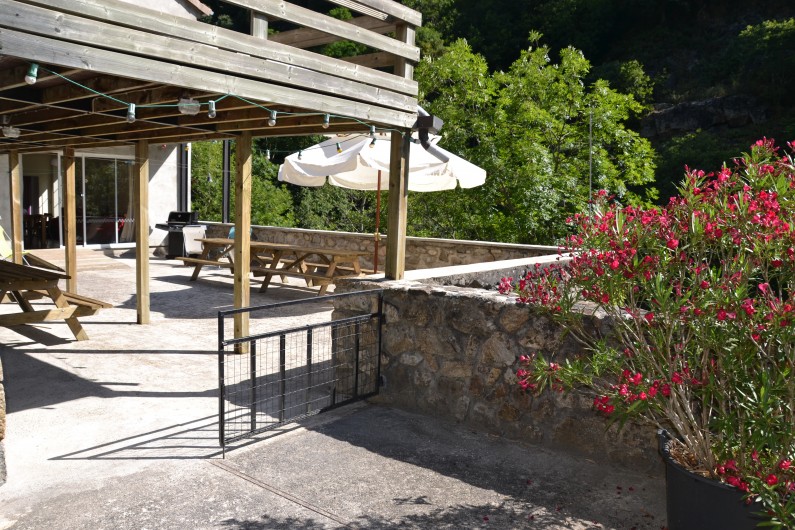 Location de vacances - Gîte à Antraigues-sur-Volane - Entrée & Terrasse du Gîte Rural Le Gourbet - 15 personnes