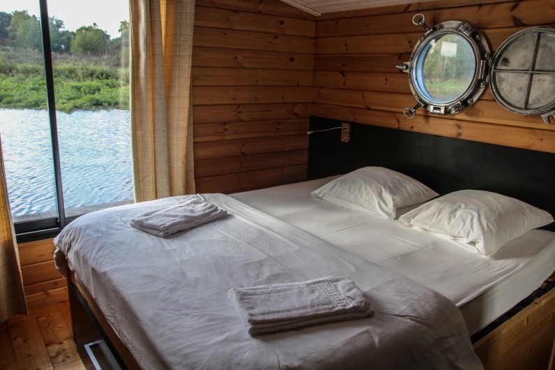 Location de vacances - Bateau à Chamberet - Chambre toue cabanée