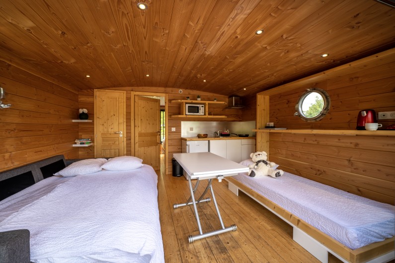 Location de vacances - Bateau à Chamberet - Séjour lits faits