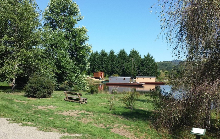 Location de vacances - Bateau à Chamberet - Promenade autour de l'étang