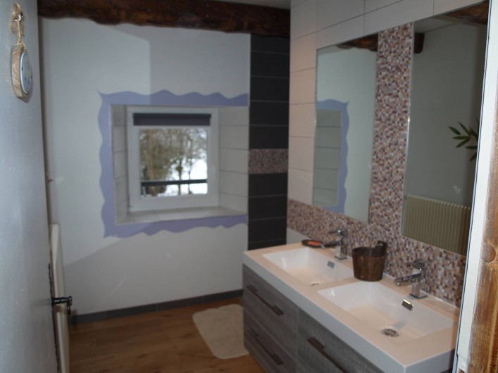 Location de vacances - Gîte à Corcieux - Salle de bain à l'étage