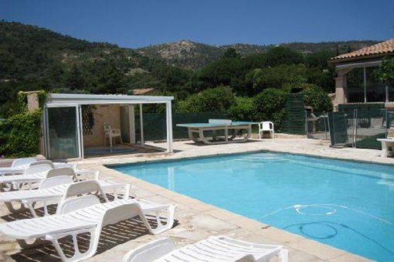 Location de vacances - Villa à Le Plan-de-la-Tour - Vue sur la piscine et le SPA Jaccuzi chauffés solaire, la table de ping pong, l
