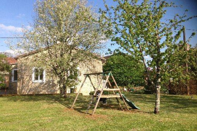Location de vacances - Gîte à Corgnac-sur-l'Isle - Pré attenant au gite avec balançoire et tobogan