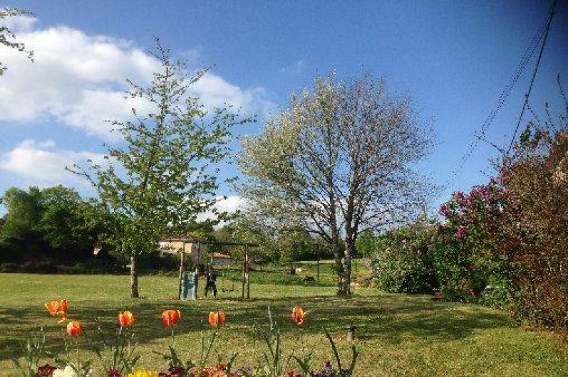 Location de vacances - Gîte à Corgnac-sur-l'Isle - Vue du pré avec portique