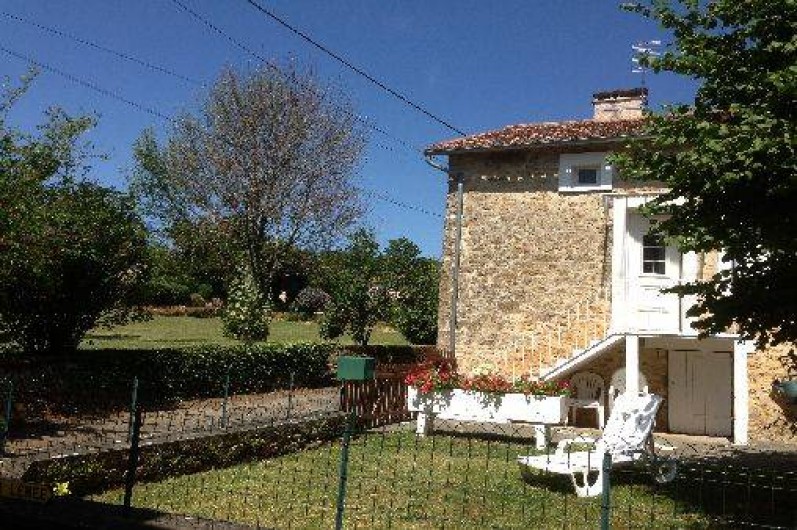 Location de vacances - Gîte à Corgnac-sur-l'Isle - petit jardin clôturé devant le gite