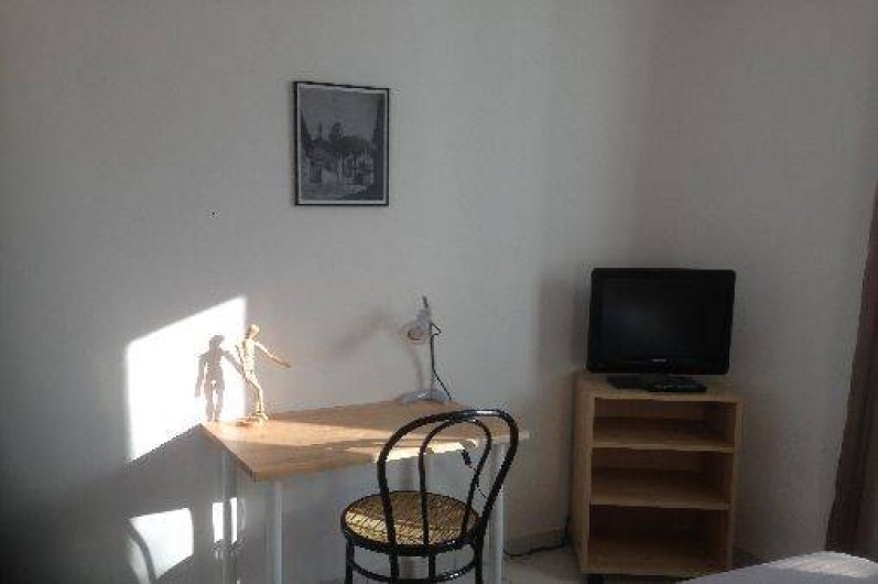 Location de vacances - Gîte à Corgnac-sur-l'Isle - Coin bureau avec TV dans chambre 1