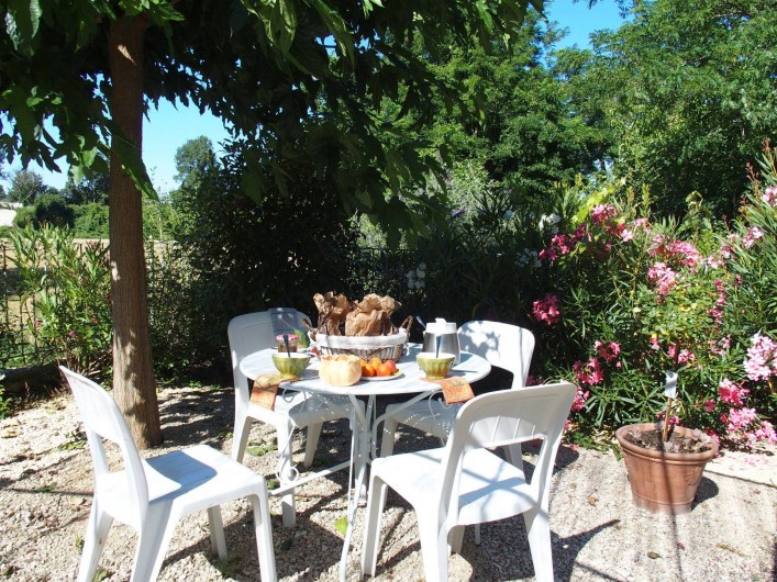 Location de vacances - Gîte à Tharaux - Prendre le petit déjeuner sur la terrasse