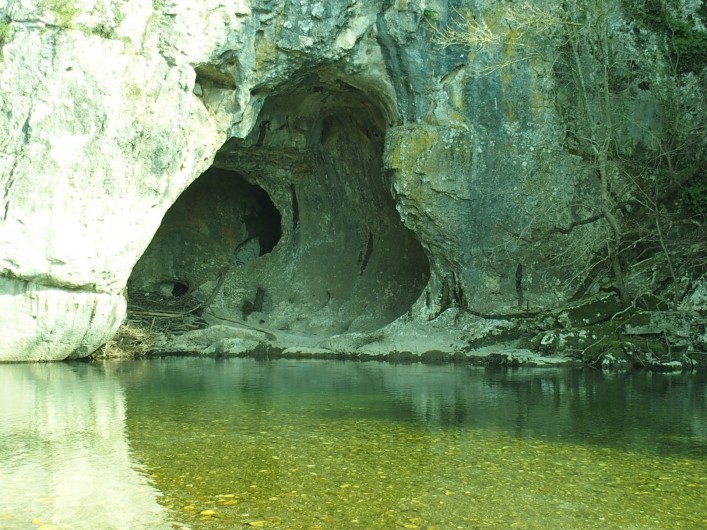 Location de vacances - Gîte à Tharaux - La grotte aux Fées, non loin du mas