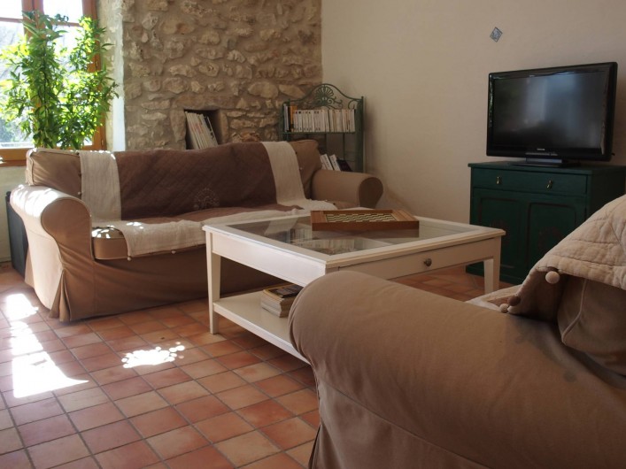 Location de vacances - Gîte à Tharaux - Salon télé et bibliothèque