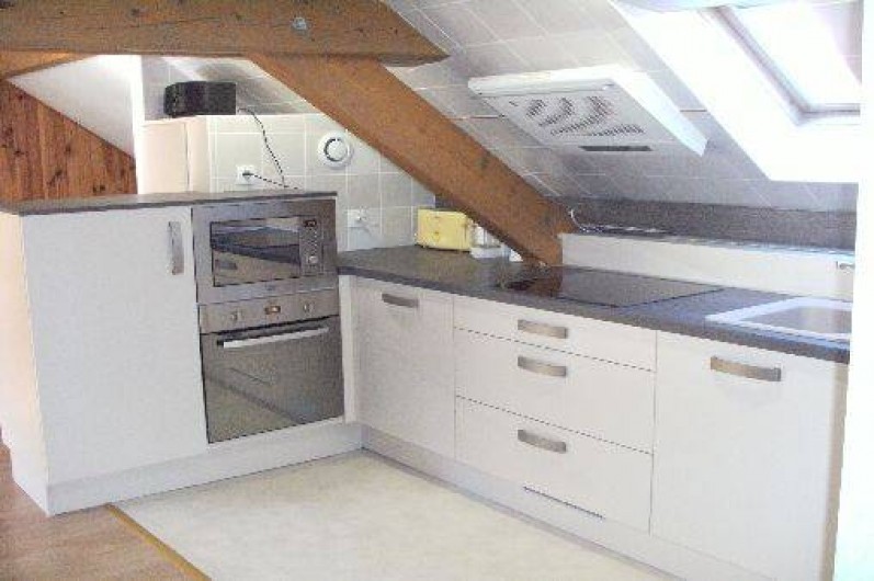 Location de vacances - Appartement à Thônes - La cuisine américaine avec four, micro onde, lave vaisselle, ...