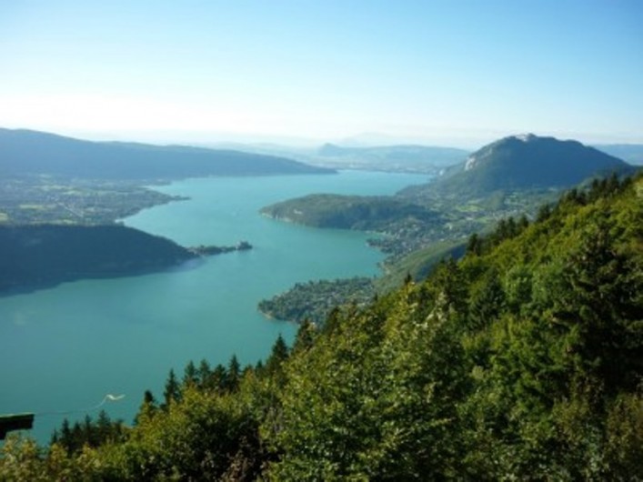 Location de vacances - Appartement à Thônes - Le lac d'Annecy depuis le col de la Forclaz à 13 km de la location
