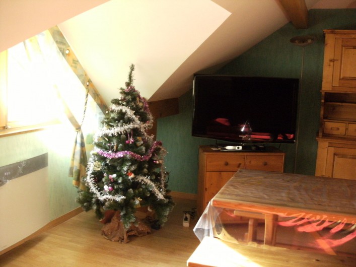 Location de vacances - Appartement à Thônes - La décoration de Noël dans la pièce à vivre avec son grand écran plat