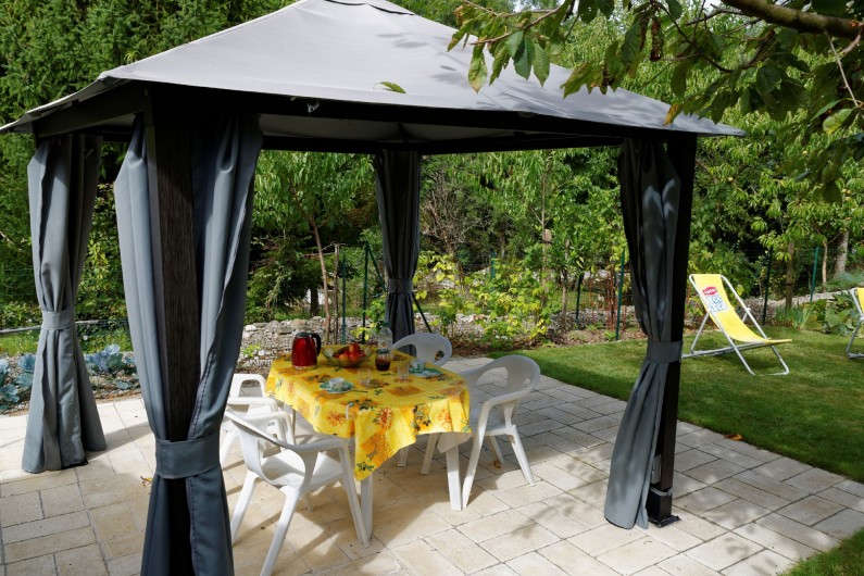 Location de vacances - Appartement à Thônes - La tonnelle avec son barbecue qui vous est entièrement réservé