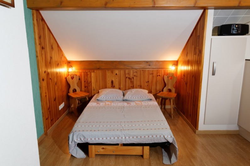 Location de vacances - Appartement à Thônes - La pièce à vivre avec son couchage 2 places