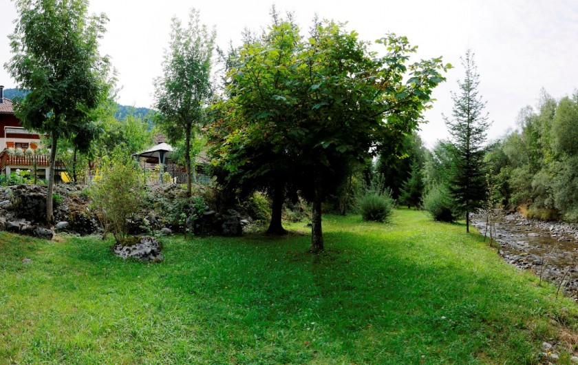 Location de vacances - Appartement à Thônes - La rivière proche de la  villa