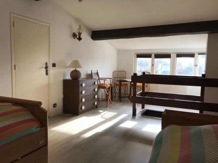 Location de vacances - Villa à Blonville-sur-Mer - Vue sur le jardin de la chambre palière