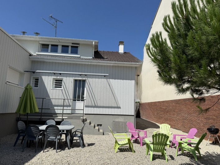 Location de vacances - Villa à Blonville-sur-Mer - Le jardin à l'arrière de la maison