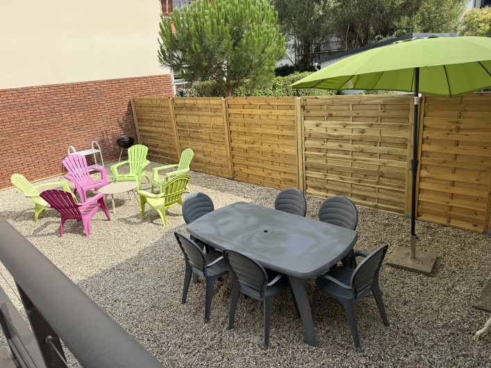 Location de vacances - Villa à Blonville-sur-Mer - La table,  le parasol, le barbecue Weber