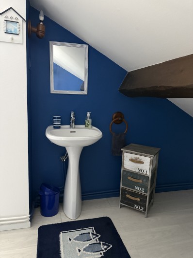 Location de vacances - Villa à Blonville-sur-Mer - Le coin lavabo dans la chambre