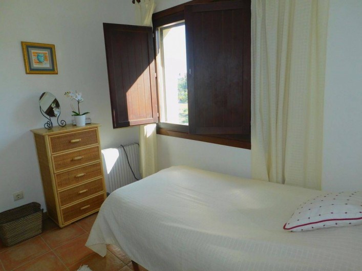 Location de vacances - Appartement à Vera - Chambre avec 2 lits de 90X200. Donne sur le trou N° 11