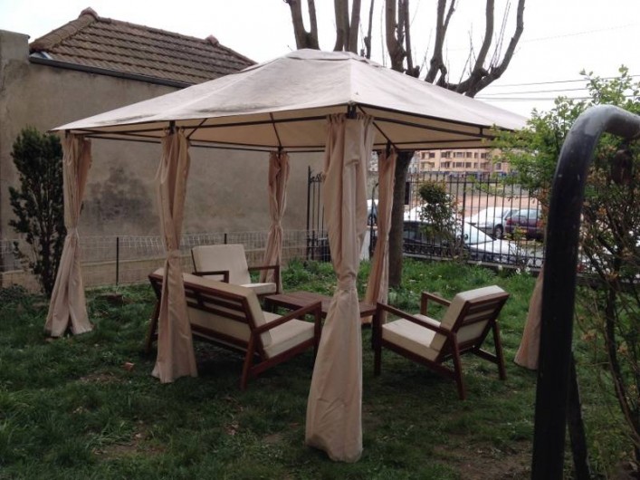 Location de vacances - Gîte à Roanne - Salon de jardin avec barbecue
