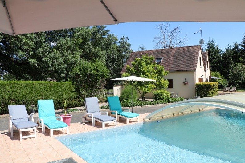 Location de vacances - Appartement à Nazelles-Négron - Vue du gite depuis la piscine