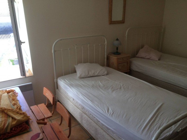 Location de vacances - Appartement à Manosque - La chambre avec 2 lits simple couchage.