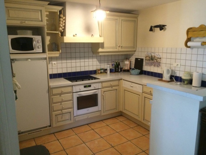 Location de vacances - Appartement à Manosque - La cuisine équipée (lave-vaisselle compris)