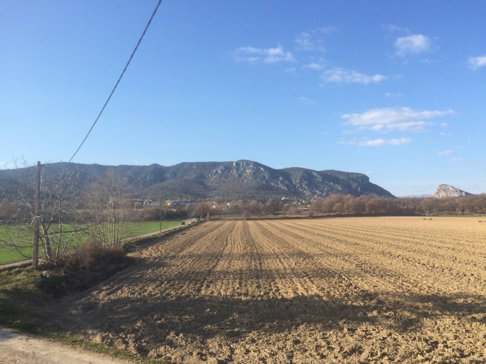 Location de vacances - Appartement à Manosque - Vue extérieure de l'avant de la maison (photo prise de la terrasse du gîte.