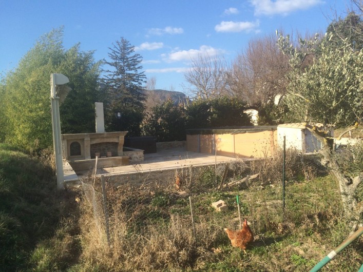 Location de vacances - Appartement à Manosque - La piscine hors-sol plus le spa + la cheminée barbecue + l'auvent.