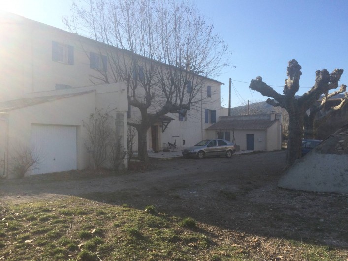 Location de vacances - Appartement à Manosque - La façade principale et le local sauna (derrière le véhicule).