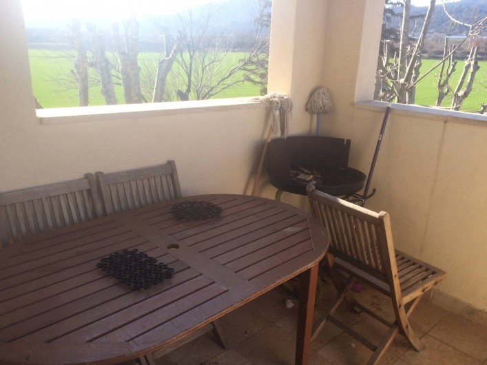 Location de vacances - Appartement à Manosque - La terrasse extérieure du gîte avec la possibilité d'y prendre ses repas.
