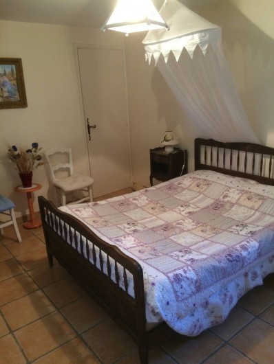 Location de vacances - Appartement à Manosque - La chambre avec couchage double + lit d'enfant.