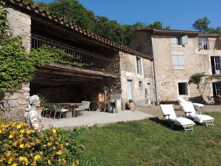 Location de vacances - Mas à Courniou - Vue sur le préau