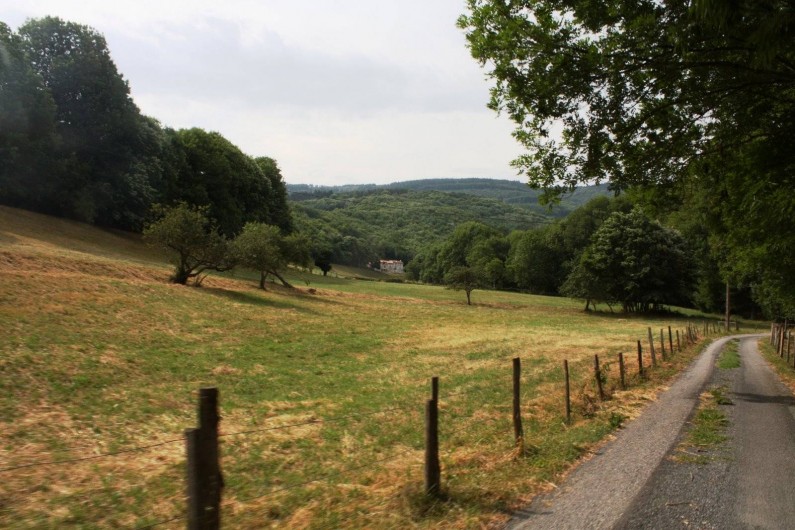 Location de vacances - Mas à Courniou - Vue de loin, chemin d'accès