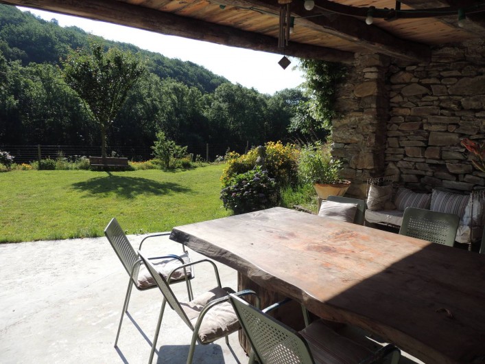 Location de vacances - Mas à Courniou - vue du préau