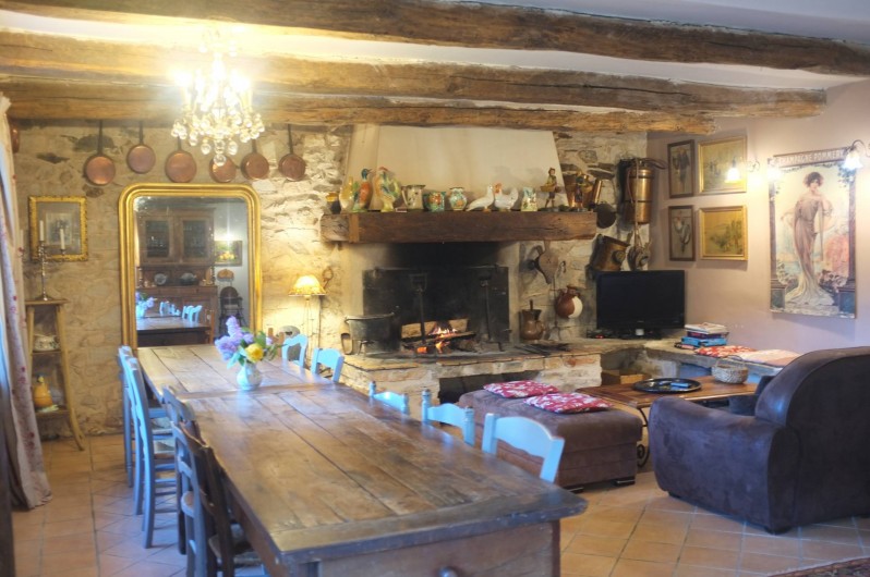 Location de vacances - Mas à Courniou - Salle à manger et salon /coin cheminée