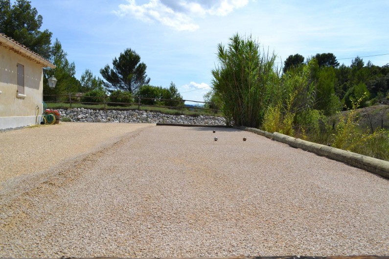 Location de vacances - Villa à Saint-Saturnin-lès-Apt - jeu de boule mini golf au dessus des pierres