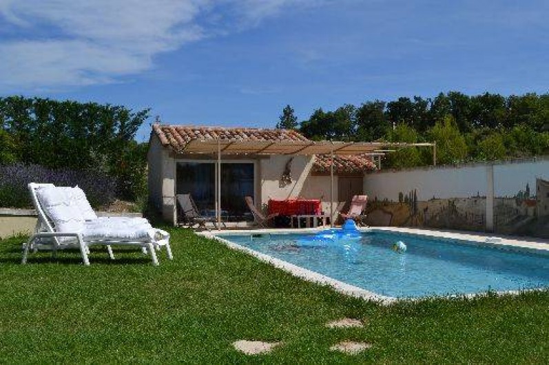Location de vacances - Villa à Saint-Saturnin-lès-Apt - piscine 8x4 plage ombragée pelouse 300 m2