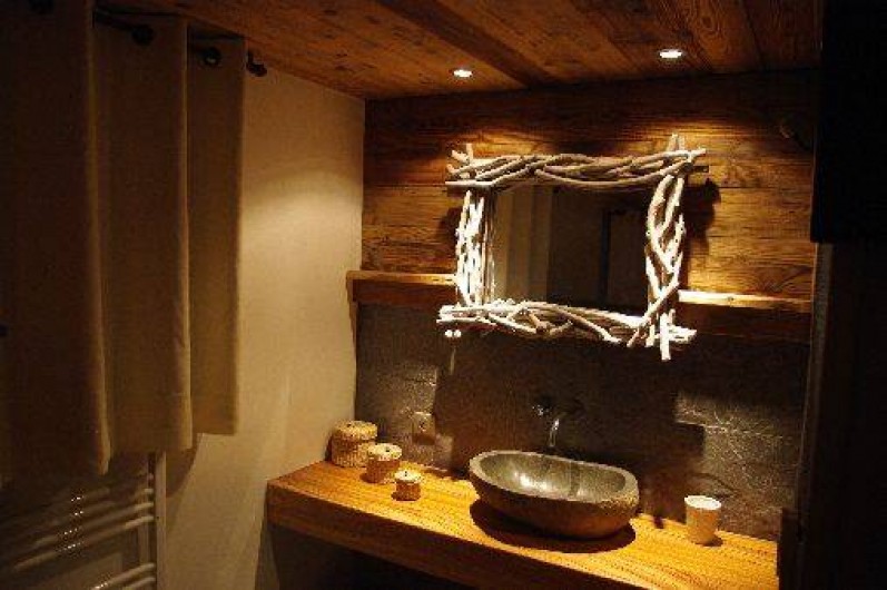Location de vacances - Chalet à Manigod - Salle de bain Chambre RDJ