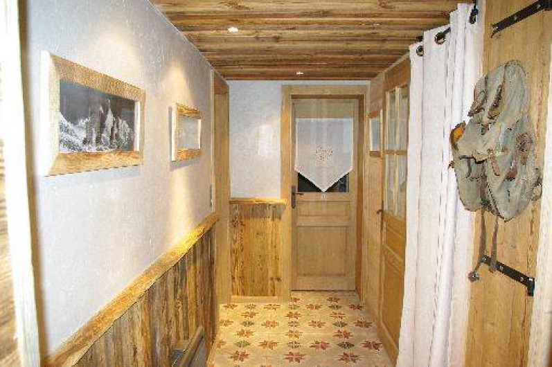 Location de vacances - Chalet à Manigod - Couloir accès chambres RDJ