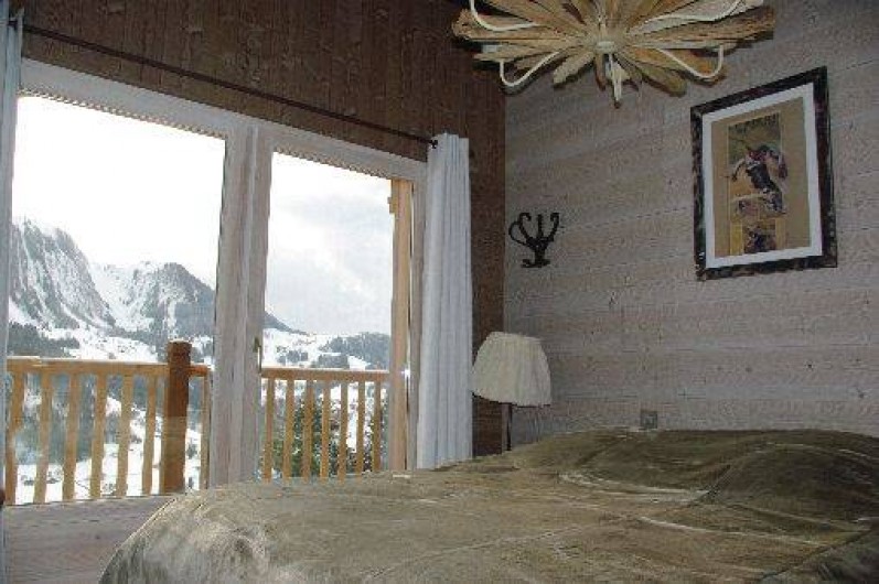 Location de vacances - Chalet à Manigod - Chambre RDC donnant sur balcon  Expo Sud