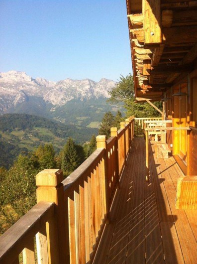 Location de vacances - Chalet à Manigod - Vue sur la Tournette depuis le balcon sud