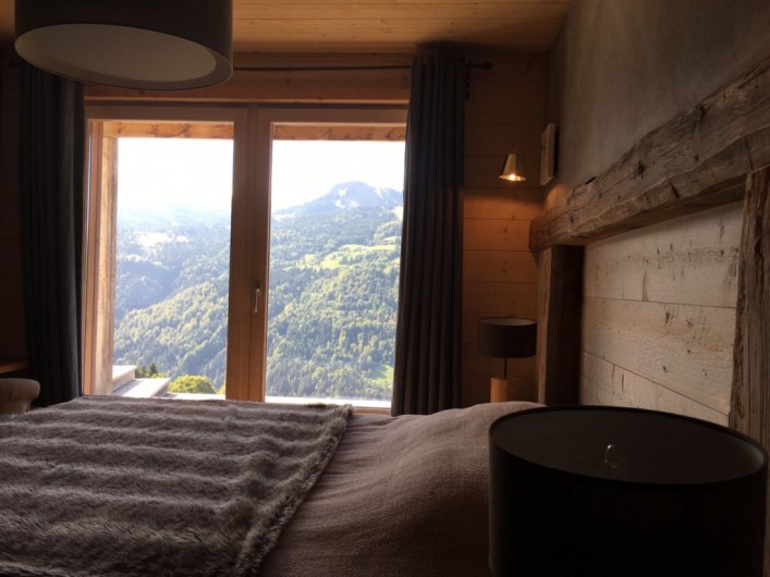 Location de vacances - Chalet à Manigod - Chambre RDJ avec accès terrasse Sud