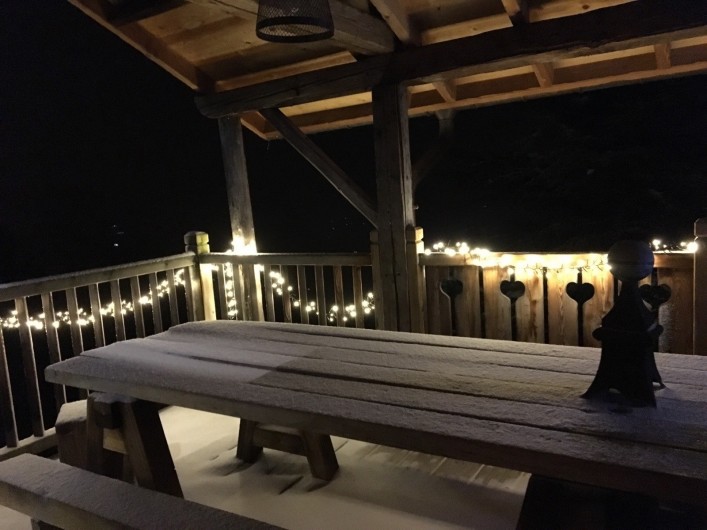 Location de vacances - Chalet à Manigod - Terrasse couverte attenante cuisine et salle à manger