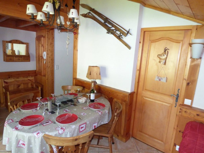 Location de vacances - Appartement à Pralognan-la-Vanoise - Le séjour avec sa table joliment dressée